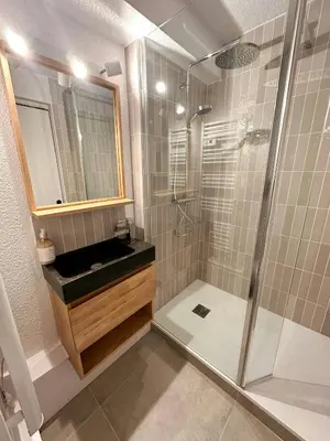 Salle de bains dans l'établissement Bright Studio Near The Super-Besse Ski Domain