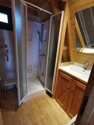 Salle de bains dans l'établissement Chalet du Lioran