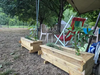 Jardin de l'établissement camping des trois rivières