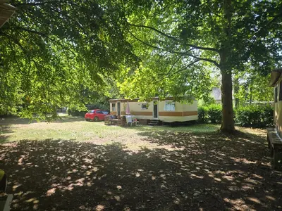 Jardin de l'établissement camping des trois rivières