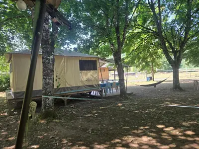 Jardin de l'établissement camping des trois rivières