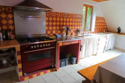 Cuisine ou kitchenette dans l'établissement Gite de la grande maison