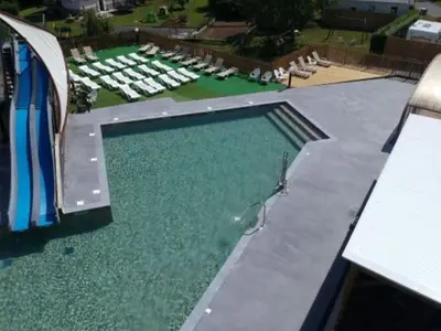 Piscine de l'établissement Chalet 4 pers avec Terrasse et Accès PMR à Vic-sur-Cère - API-1-52-1231 ou située à proximité
