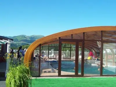 Piscine de l'établissement Chalet 4 pers avec Terrasse et Accès PMR à Vic-sur-Cère - API-1-52-1231 ou située à proximité