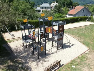 Aire de jeux pour enfants de l'établissement Chalet 4 pers avec Terrasse et Accès PMR à Vic-sur-Cère - API-1-52-1231