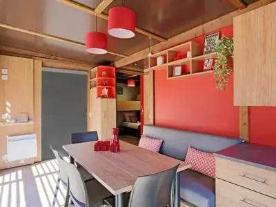Cuisine ou kitchenette dans l'établissement Chalet 4 pers avec Terrasse et Accès PMR à Vic-sur-Cère - API-1-52-1231