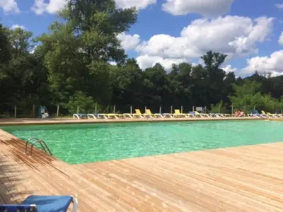Piscine de l'établissement Chalet avec Terrasse - 2 Chambres - 5 Pers. - API-1-52-1233 ou située à proximité