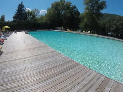 Piscine de l'établissement Chalet avec Terrasse - 2 Chambres - 5 Pers. - API-1-52-1233 ou située à proximité
