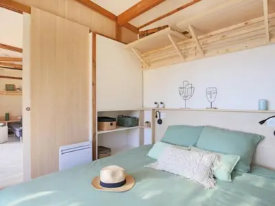 Un ou plusieurs lits dans un hébergement de l'établissement Chalet 30m² 2 Chambres avec Terrasse - API-1-52-1234