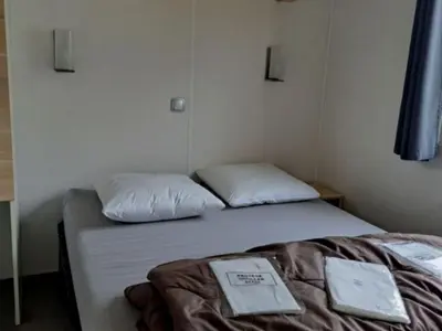 Un ou plusieurs lits dans un hébergement de l'établissement Mobil-home cosy 4 pers avec terrasse - API-1-52-1239