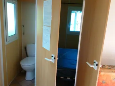 Salle de bains dans l'établissement Mobil-home 4 pers avec Terrasse à Vic-sur-Cère - API-1-52-1235
