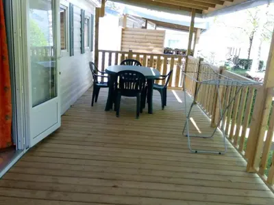 Balcon ou terrasse dans l'établissement Mobil-home 4 pers avec Terrasse à Vic-sur-Cère - API-1-52-1235