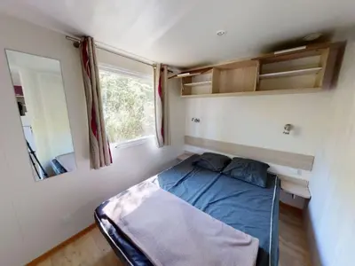 Un ou plusieurs lits dans un hébergement de l'établissement Mobil-home à Vic-sur-Cère avec terrasse, 2 chambres - API-1-52-1253