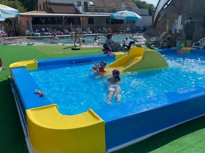 Piscine de l'établissement Mobil-home à Vic-sur-Cère avec terrasse, 2 chambres - API-1-52-1253 ou située à proximité