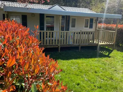 Jardin de l'établissement Mobil-home 32m² avec Terrasse, 3 Chambres pour 6 personnes - API-1-52-1245