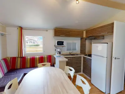 Cuisine ou kitchenette dans l'établissement Mobil-home 32m² avec Terrasse, 3 Chambres pour 6 personnes - API-1-52-1245