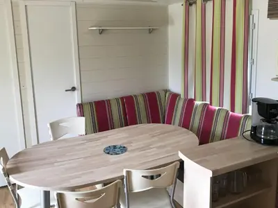 Coin salon dans l'établissement Mobil-home 32m² avec Terrasse, 3 Chambres pour 6 personnes - API-1-52-1245