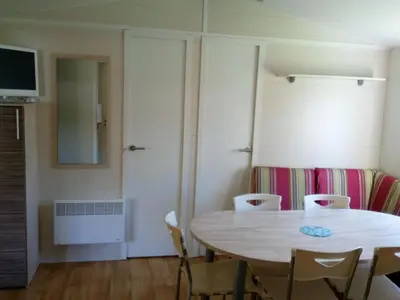 Télévision ou salle de divertissement dans l'établissement Mobil-home 32m² avec Terrasse, 3 Chambres pour 6 personnes - API-1-52-1245