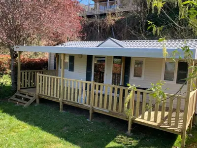 Jardin de l'établissement Mobil-home 32m² avec Terrasse, 3 Chambres pour 6 personnes - API-1-52-1245