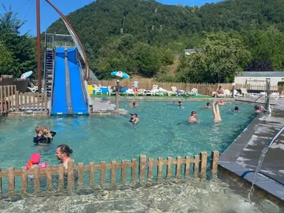 Piscine de l'établissement Mobil-home avec terrasse à Vic-sur-Cère, 4 personnes - API-1-52-1251 ou située à proximité