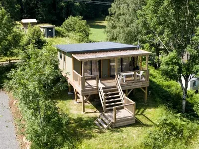 Jardin de l'établissement Mobil-home avec terrasse à Vic-sur-Cère, 4 personnes - API-1-52-1251