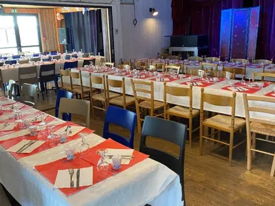Restaurant ou autre lieu de restauration dans l'établissement Mobil-home avec terrasse à Vic-sur-Cère, 4 personnes - API-1-52-1251