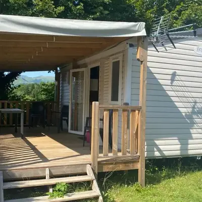 Mobil-home avec terrasse à Vic-sur-Cère