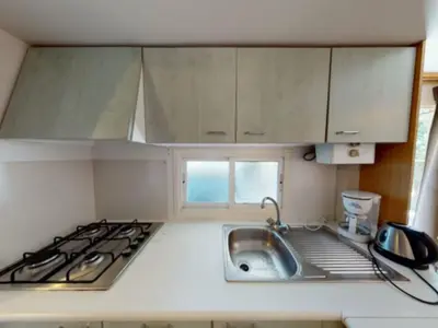 Cuisine ou kitchenette dans l'établissement Mobil-home cosy 5 pers avec terrasse - API-1-52-1240