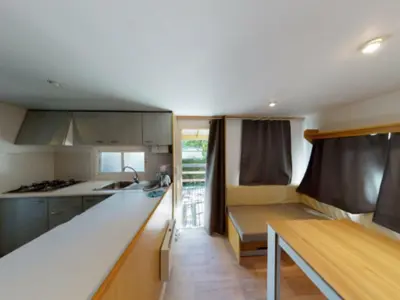 Cuisine ou kitchenette dans l'établissement Mobil-home cosy 5 pers avec terrasse - API-1-52-1240