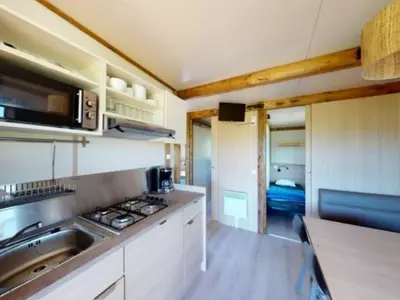 Cuisine ou kitchenette dans l'établissement Chalet cosy de 6 personnes avec terrasse à Vic-sur-Cère - API-1-52-1255