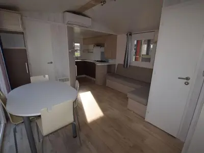 Cuisine ou kitchenette dans l'établissement Mobil-home 31m² avec Terrasse - 5 personnes, 2 Chambres - API-1-52-1257
