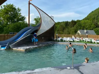 Piscine de l'établissement Mobil home avec Terrasse - 4 Pers, 2 Chambres - API-1-52-1237 ou située à proximité