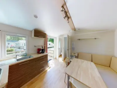Cuisine ou kitchenette dans l'établissement Mobil home avec Terrasse - 4 Pers, 2 Chambres - API-1-52-1237