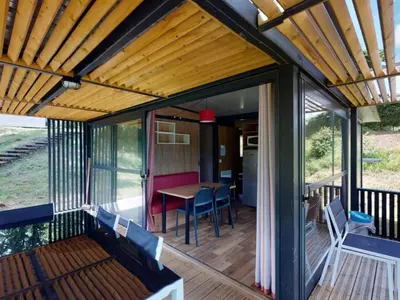 Balcon ou terrasse dans l'établissement Chalet confortable 5 pers avec terrasse à Vic-sur-Cère - API-1-52-1248