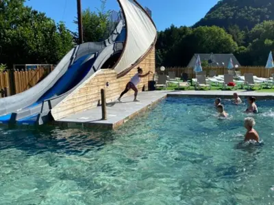 Piscine de l'établissement Chalet 5 personnes avec terrasse - API-1-52-1256 ou située à proximité