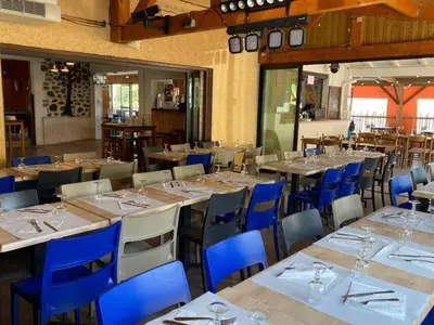 Restaurant ou autre lieu de restauration dans l'établissement Chalet 5 personnes avec terrasse - API-1-52-1256