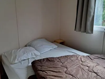Un ou plusieurs lits dans un hébergement de l'établissement Mobil home confortable pour 5 avec terrasse - API-1-52-1254