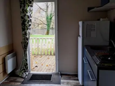 Cuisine ou kitchenette dans l'établissement Mobil home confortable pour 5 avec terrasse - API-1-52-1254