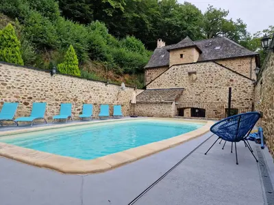 Piscine de l'établissement Gîte de prestige CHARLU Corrèze ou située à proximité
