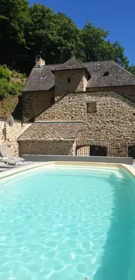 Piscine de l'établissement Gîte de prestige CHARLU Corrèze ou située à proximité