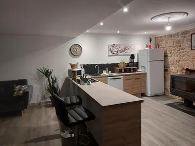 Cuisine ou kitchenette dans l'établissement Maison spacieuse