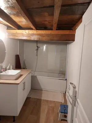 Salle de bains dans l'établissement Maison spacieuse
