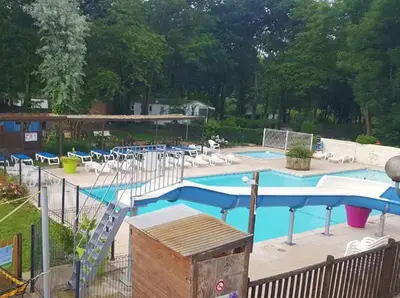 Piscine de l'établissement ZEcamping 3 espace aquatique pet friendly mobil-home BBQ 4 pers ou située à proximité