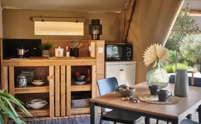 Cuisine ou kitchenette dans l'établissement ZEcamping 3 espace aquatique pet friendly mobil-home BBQ 4 pers