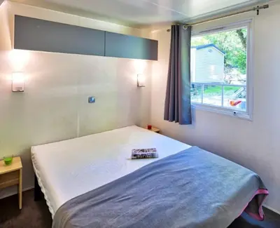 Un ou plusieurs lits dans un hébergement de l'établissement ZEcamping 3 espace aquatique pet friendly mobil-home BBQ 4 pers