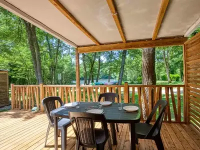 Balcon ou terrasse dans l'établissement ZEcamping 3 espace aquatique pet friendly mobil-home BBQ 4 pers
