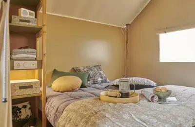 Un ou plusieurs lits dans un hébergement de l'établissement ZEcamping 3 espace aquatique pet friendly mobil-home BBQ 4 pers