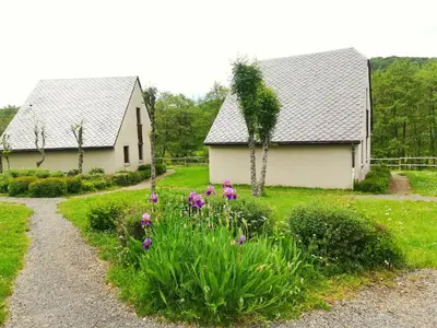 Jardin de l'établissement Cottage 4 étoiles nature en Auvergne by Cantal Emotions CH
