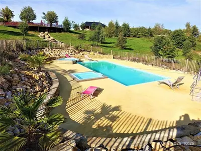 Piscine de l'établissement Chalet au coeur de la Corrèze ou située à proximité