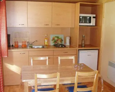 Cuisine ou kitchenette dans l'établissement Village Equi-Nature